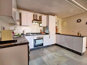 Apartment | Private kitchen | Full-sized fridge, oven, dishwasher, toaster - Gueliz (Marrakech)