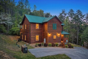 Exterior - 1 Mile from Pigeon Forge Parkway! Theater, Arcade, Hot Tub, Pool Table & Firepit (Pigeon Forge)