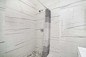 タオル、石鹸、トイレットペーパー