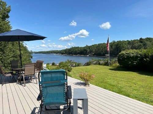 Spectacular sunrises,cozy vintage home on the water in Wiscasset, ME-Adults only