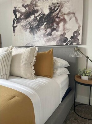 3 habitaciones, escritorio y tabla de planchar con plancha 