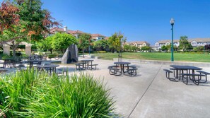 Outdoor dining - Best San Mateo Furnished Apartment!! (San Mateo)