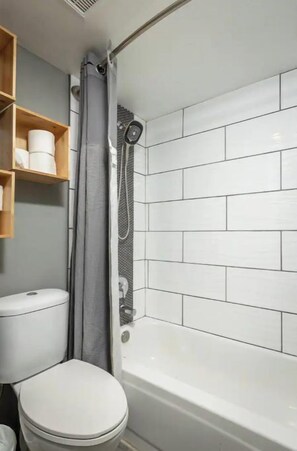 Savon, shampooing, papier de toilette
