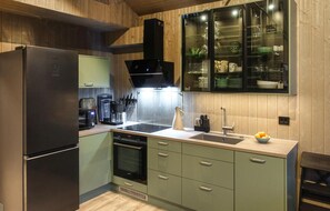 Fridge, microwave, stovetop, dishwasher