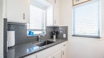 Full-size fridge, microwave, oven, stovetop