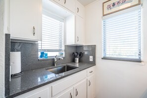 Grand réfrigérateur, micro-ondes, four, plaque de cuisson