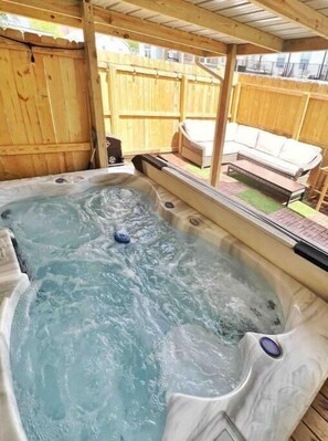 Outdoor spa tub