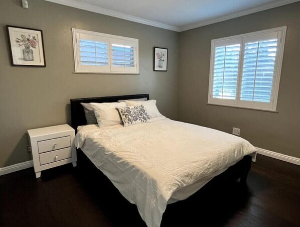 3 habitaciones, caja de seguridad en la habitación y escritorio 