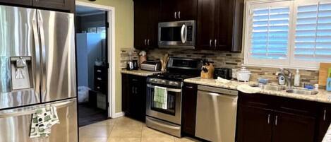 Réfrigérateur, four à micro-ondes, un four, surface de cuisson