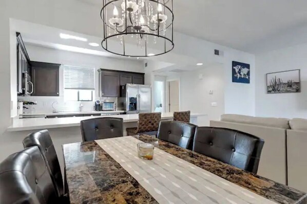 Dining - In the middle of the Action (Phoenix)