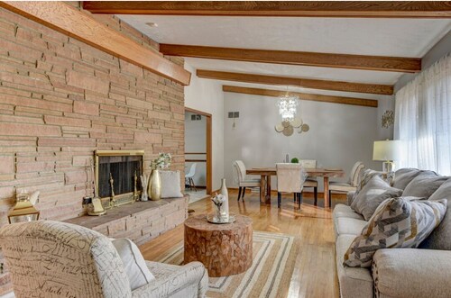 4bed/2bath retreat:Modern comfort, timeless charm. Your Ideal short-term escape.