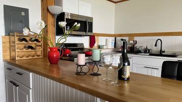 Kylskåp, mikrovågsugn, ugn och spishäll