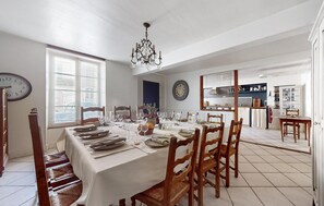 Dining - Lovely home in Villeneuve-sur-Yonne (Villeneuve-sur-Yonne)