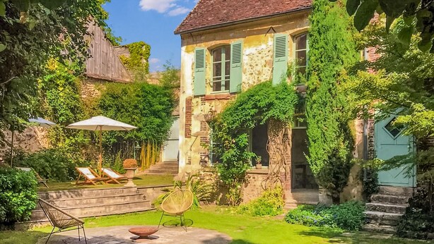 A stone house with a garden patio, outdoor seating, and a small pool. - 5 bedroom beautiful home in Villeneuve-sur-Yonne (Villeneuve-sur-Yonne)