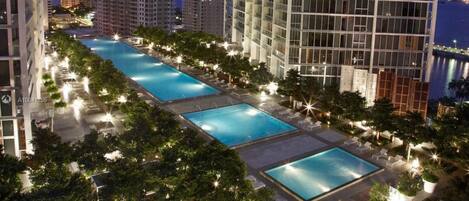 Utomhuspool och uppvärmd pool