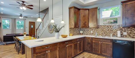 Een koelkast, een microgolfoven, een kookplaat, een vaatwasser