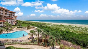 Un resort con piscina, playa y vista al océano.