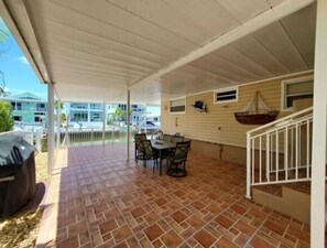 Outdoor dining - Welcome to Cayo Ed’s (Tavernier)