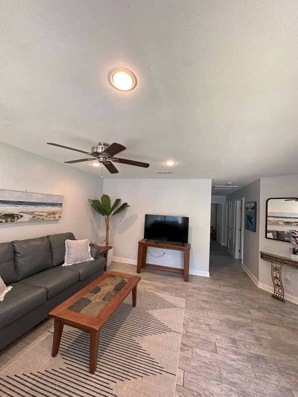 Smart TV, computer monitors - Cute Clean 3 bdrm house1Mile to Historic DT Pensacola/15 min to Pensacola Beach! (Pensacola)