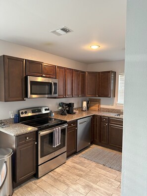 Fridge, microwave, oven, stovetop - Cute Clean 3 bdrm house1Mile to Historic DT Pensacola/15 min to Pensacola Beach! (Pensacola)