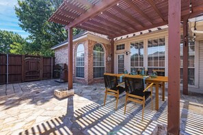 Outdoor dining - Texas Themed Retreat • 4BR • Pool Table • Arcades (Allen)