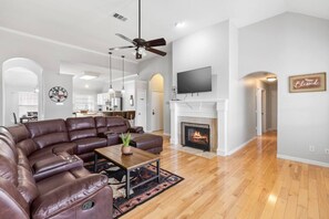 TV - Texas Themed Retreat • 4BR • Pool Table • Arcades (Allen)