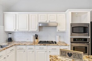 Fridge, microwave, oven, stovetop - Texas Themed Retreat • 4BR • Pool Table • Arcades (Allen)