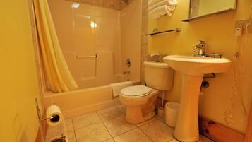 Duschwanne, Haartrockner, Handtücher