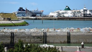 A harbor with a large cruise ship and a smaller vessel docked at a pier. - Appartement Avec Magnifique vue sur Port Situé Entre la Plage et le Centre Ville (Calais)