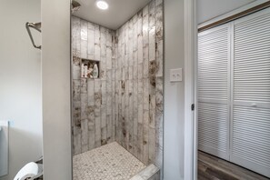 Combined shower/bathtub, hair dryer, towels, soap - Alpenglow Retreat near Whitefish Mountain Resort - (Whitefish)