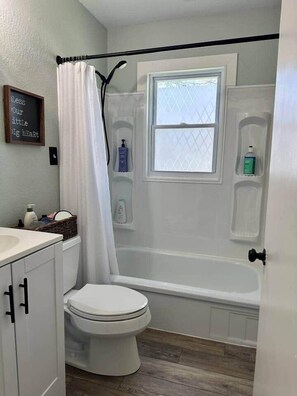 Hair dryer, towels, soap, shampoo - Zoo/UTMC/DT Toledo, dogs okay, cozy safe & clean (Toledo)