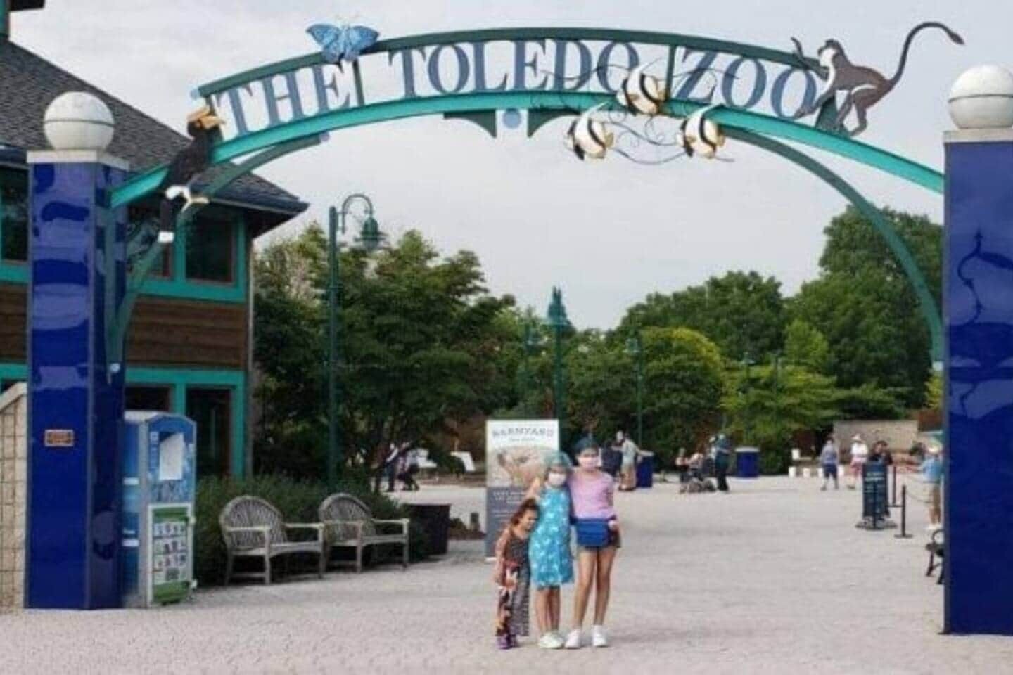 Une enseigne pour le zoo de Toledo, avec une grande arche et des sculptures d’animaux.
