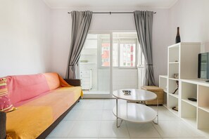 TV, books - GuestReady - Enchanting Retreat in Paço de Arcos (Oeiras)