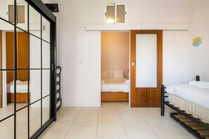 2 quartos, escrivaninha, ferros/tábuas de passar roupa