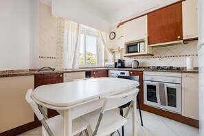 Réfrigérateur, micro-ondes, four, cafetière/bouilloire