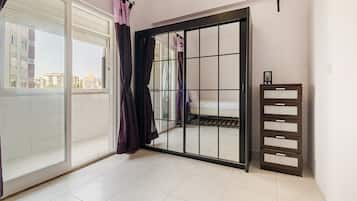 2 quartos, escrivaninha, ferros/tábuas de passar roupa