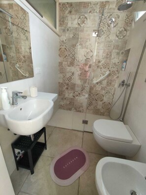 Dusche, Haartrockner, Bidet, Handtücher