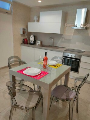 Réfrigérateur, un four, surface de cuisson, cafetière-théière