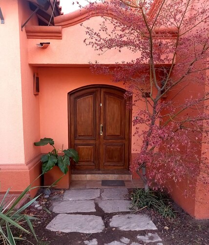 Hermosa Casa Ubicada en Huerto del Sol, Chacras de Coria. Mendoza / 10 Personas