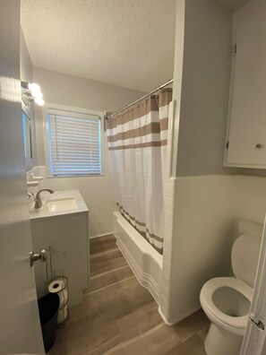 Towels, toilet paper - Coastal Comfort! Charming 3 bedroom, near beach and downtown Pensacola (Pensacola)