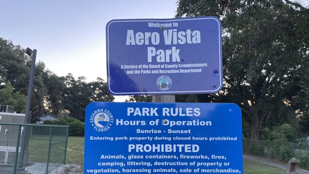 Schild für den Aero Vista Park mit Parkordnung und Verbotenen Aktivitäten.