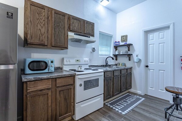 Fridge, oven, stovetop, dishwasher