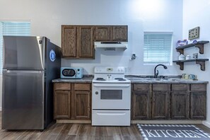 冷蔵庫、オーブン、コンロ、食器洗い機