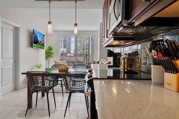 冷蔵庫、電子レンジ、オーブン、コンロ