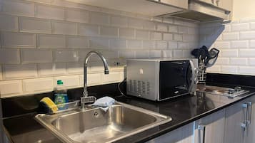 Peti sejuk, ketuhar gelombang mikro, dapur, cerek elektrik