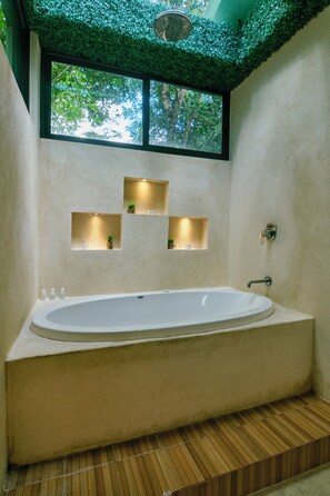 Jetted bath, hair dryer, towels, soap - Cozy Jungle Retreat- Hot tub, Private Pool & Breakfast - 5 mins to Beach (San Miguel de Cozumel)
