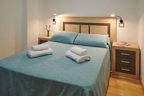 1 sovrum, skrivbord, strykjärn/strykbräda och resesäng