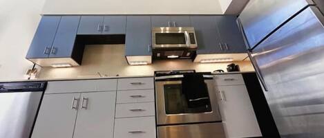 Een koelkast, een microgolfoven, een kookplaat, een vaatwasser