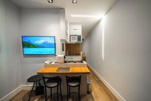 Kühlschrank, Mikrowelle, Wasserkocher mit Kaffee-/Teezubehör