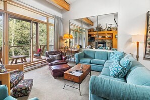 Fernseher, Kamin, Arbeitsbereiche